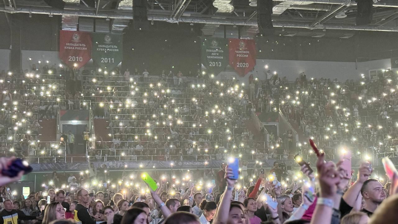 Фото Слезы фанатов и песни о бывших: новосибирцы зажгли на концерте Мари Краймбрери. 50 ярких фото 32