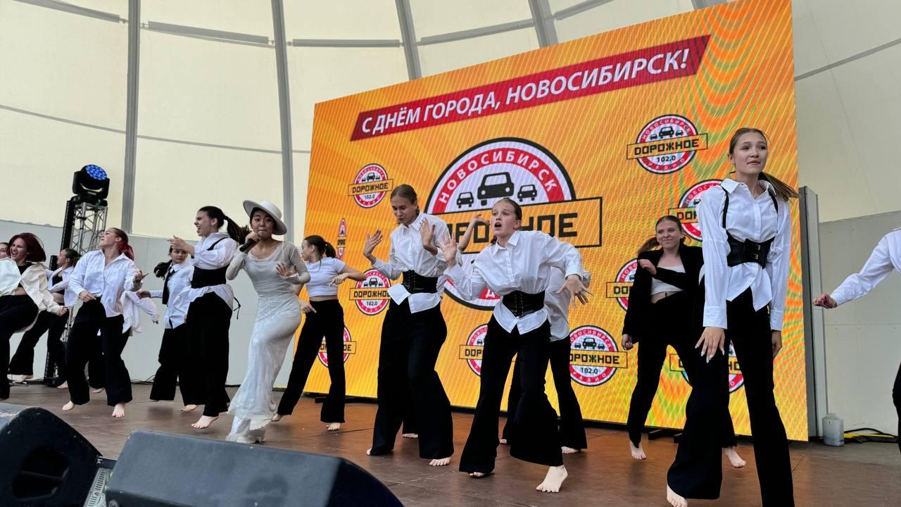 Фото Концерт Ирины Салтыковой и 131 кг баклавы: опубликованы фото празднования Дня города в Центральном парке 38