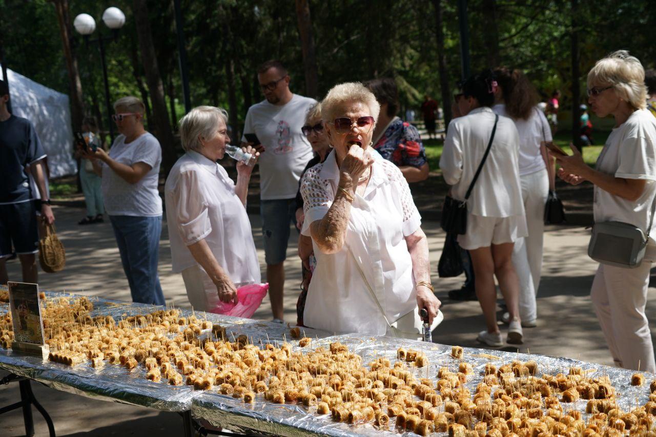 Фото В Новосибирске раздали 131 килограммов баклавы в честь Дня города 4