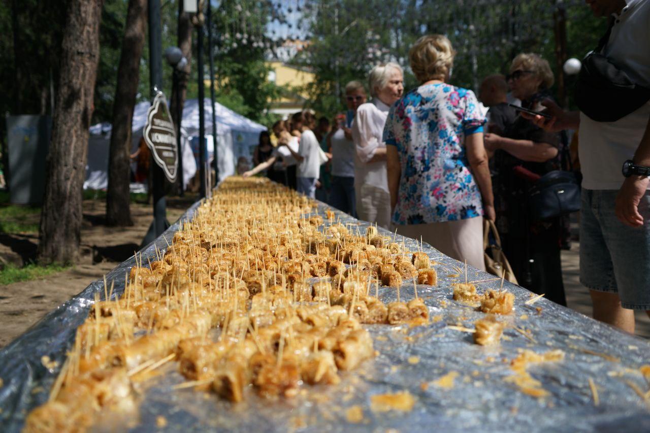 Фото В Новосибирске раздали 131 килограммов баклавы в честь Дня города 3