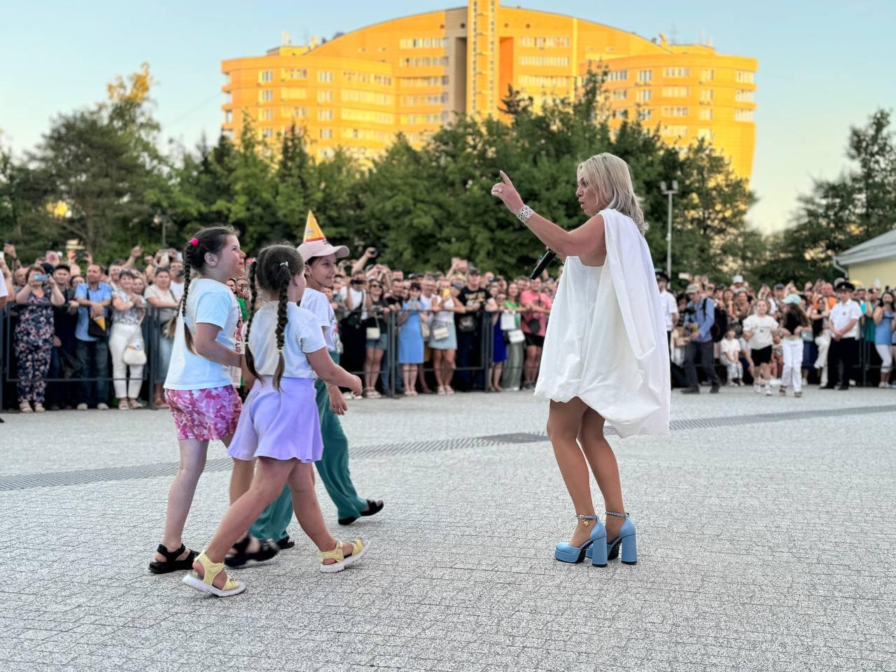 Фото Концерт Ирины Салтыковой и 131 кг баклавы: опубликованы фото празднования Дня города в Центральном парке 71