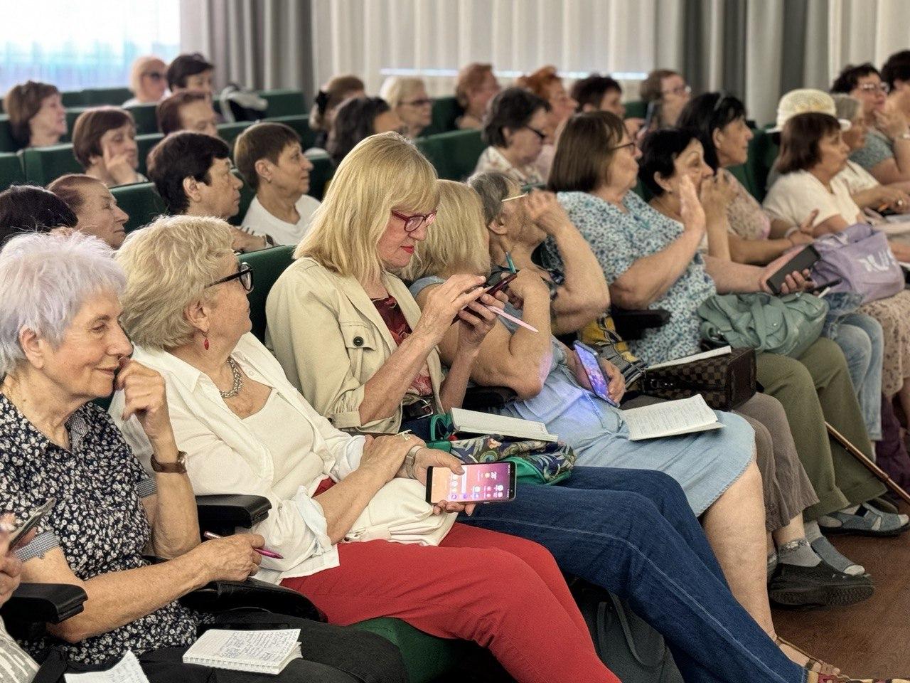 Фото «Ростелеком» научил томских пенсионеров основам работы на смартфоне 3
