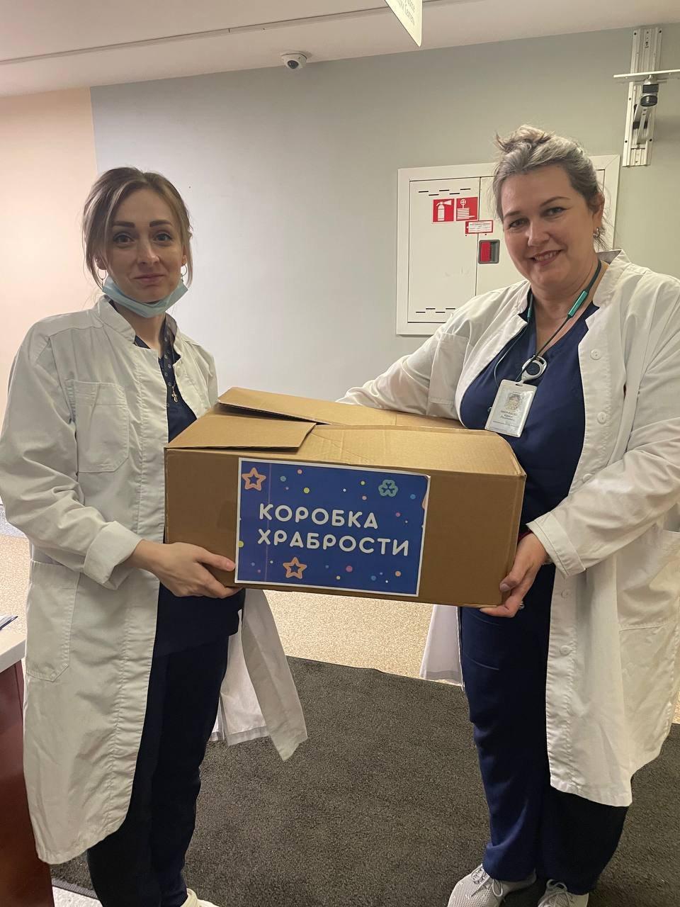 Фото Крупный банк доставил «Коробки храбрости» в больницы по всей Новосибирской области 2