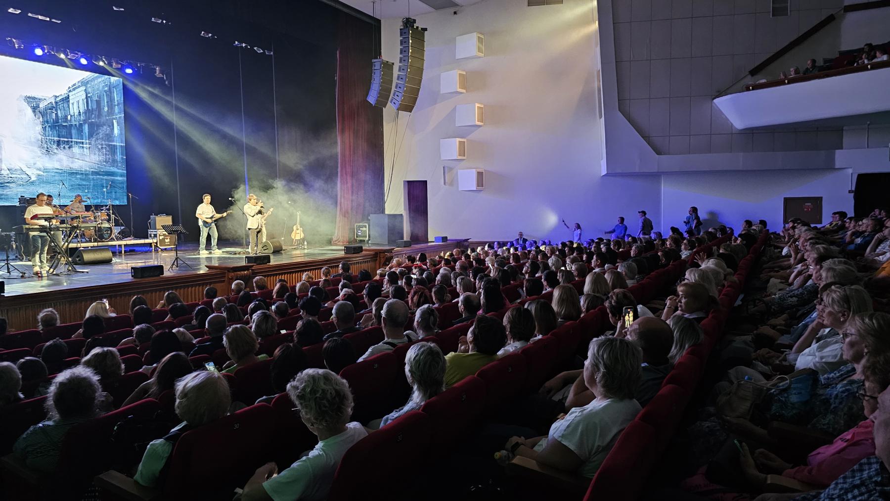 Фото Фанаты рвутся на сцену. В Новосибирске опубликованы кадры с концерта певца Алексея Глызина. ОНЛАЙН 10 - Сиб.ФМ Фото Фанаты рвутся на сцену. В Новосибирске опубликованы кадры с концерта певца Алексея Глызина. ОНЛАЙН 10