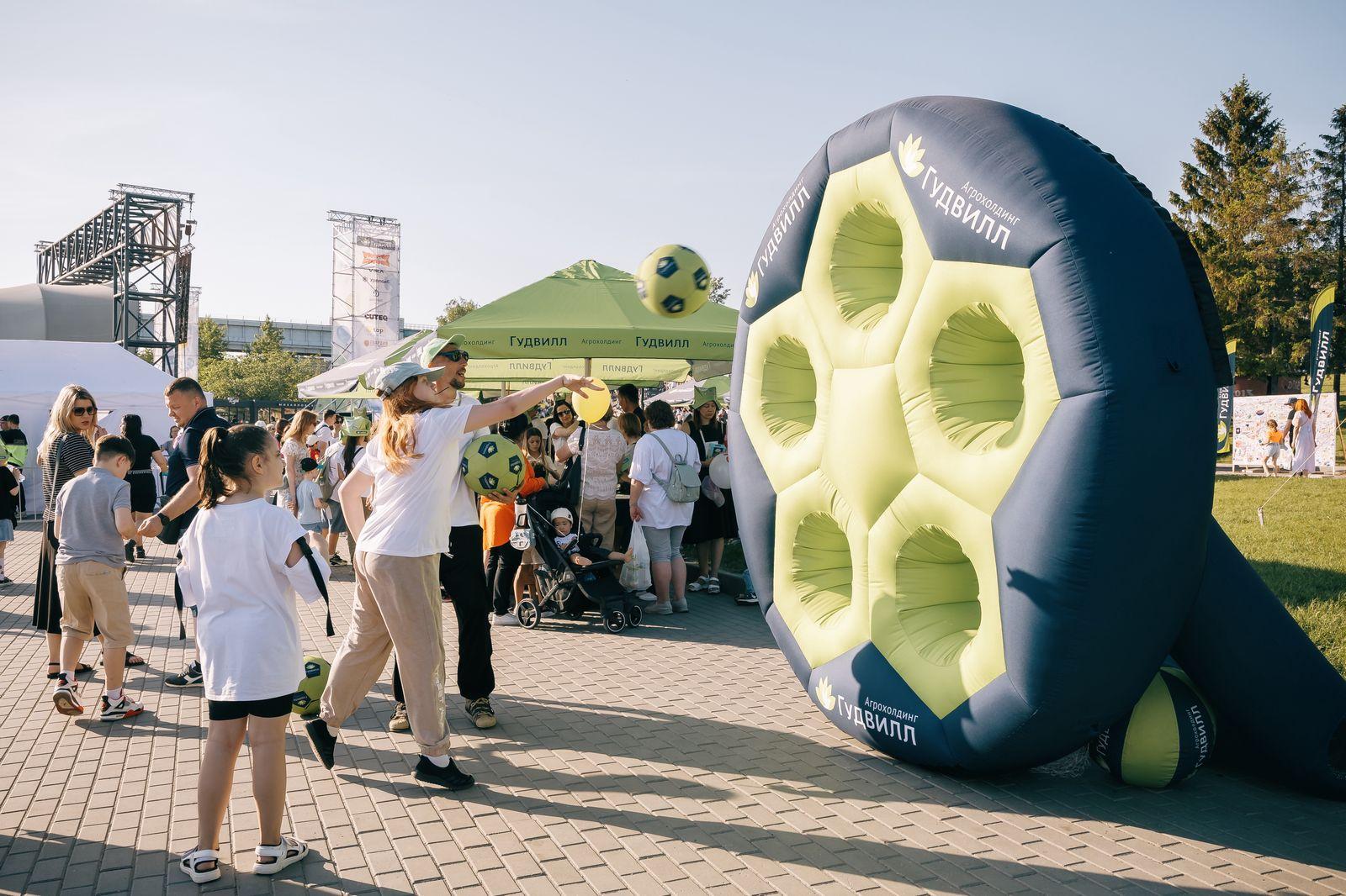 Фото Детский праздник на Михайловской набережной: как Новосибирск отметил 1 июня 3 - Сиб.ФМ Фото Детский праздник на Михайловской набережной: как Новосибирск отметил 1 июня 3