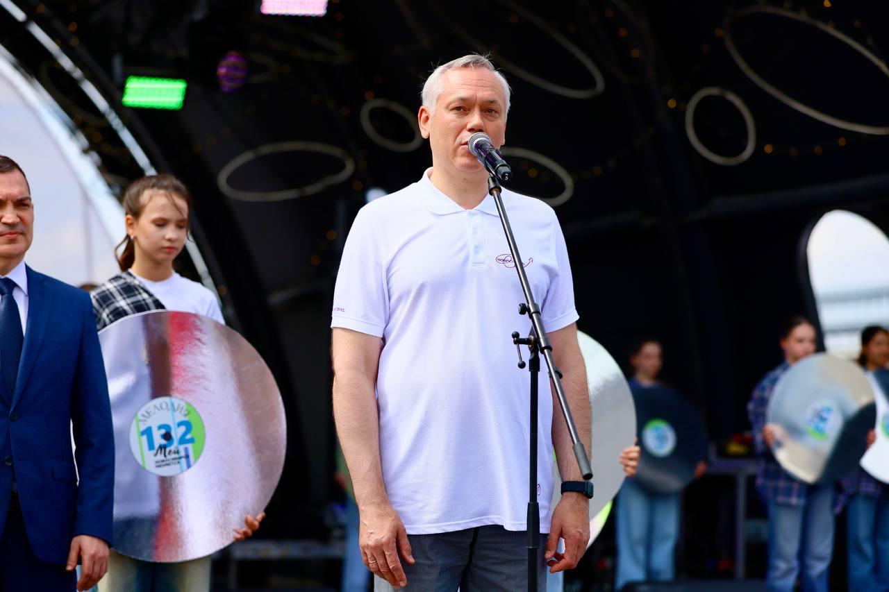 Фото Травников в футболке и Асанцев с браслетом: опубликованы образы новосибирских чиновников на День города 2