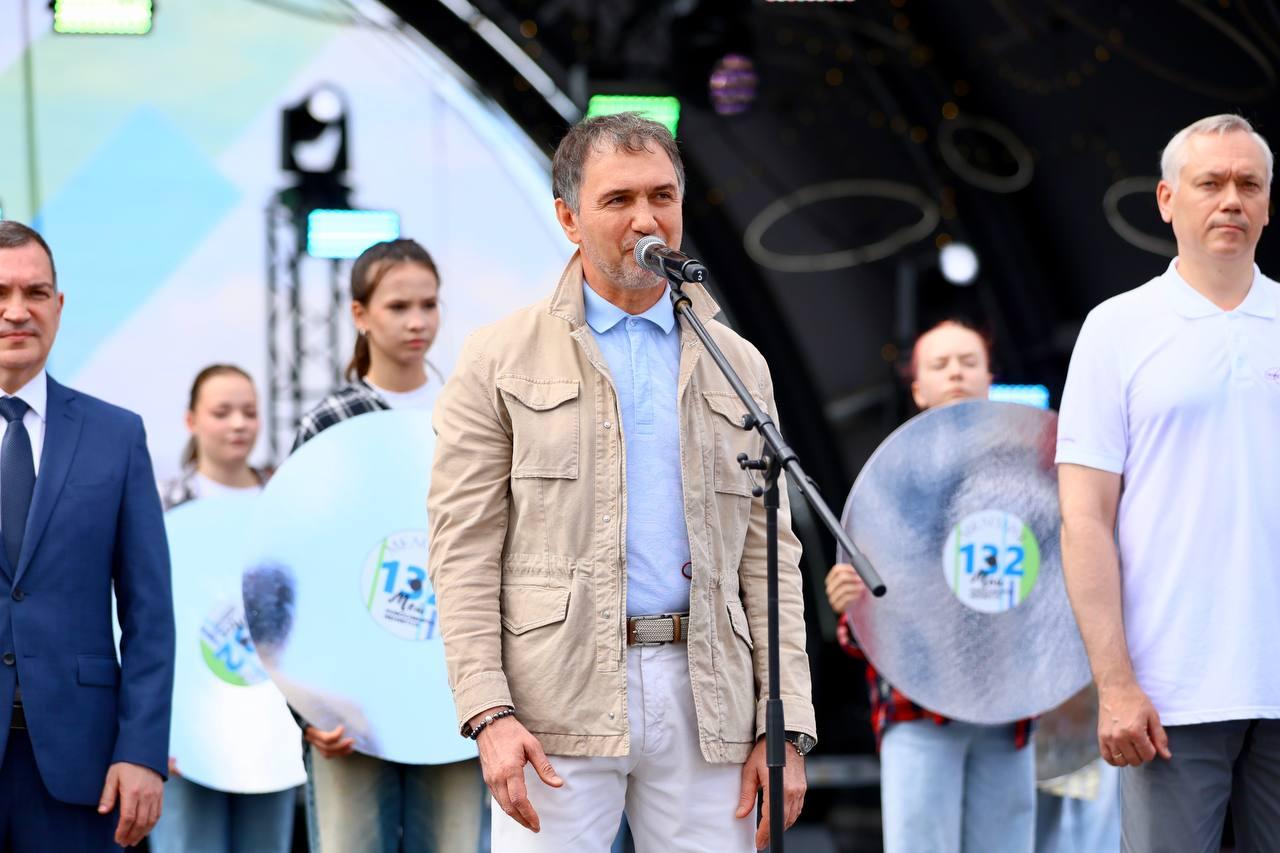 Фото Травников в футболке и Асанцев с браслетом: опубликованы образы новосибирских чиновников на День города 6