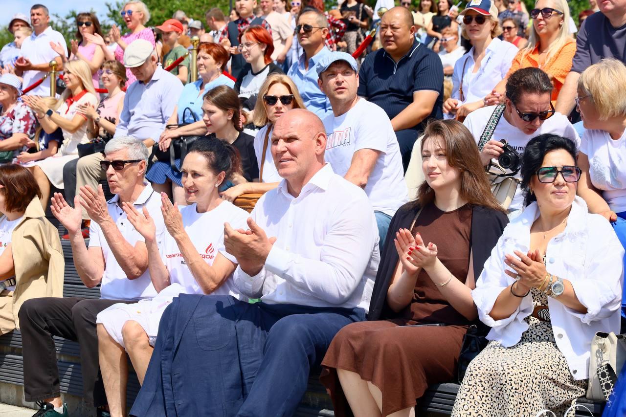 Фото Травников в футболке и Асанцев с браслетом: опубликованы образы новосибирских чиновников на День города 5
