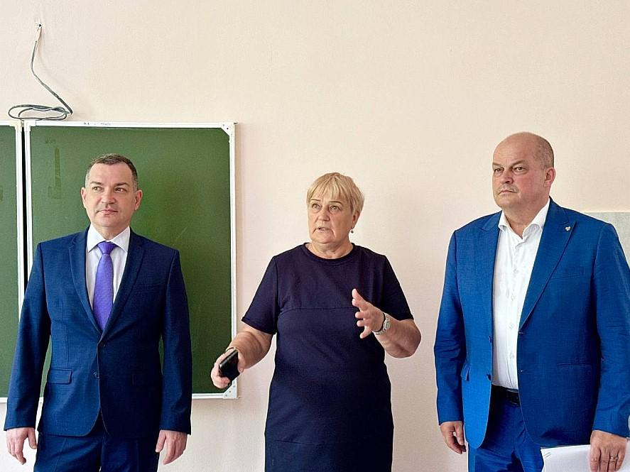 Фото Мэр Новосибирска проверил готовность школы №20 к 1 сентября после капремонта 2 - Сиб.ФМ Фото Мэр Новосибирска проверил готовность школы №20 к 1 сентября после капремонта 2