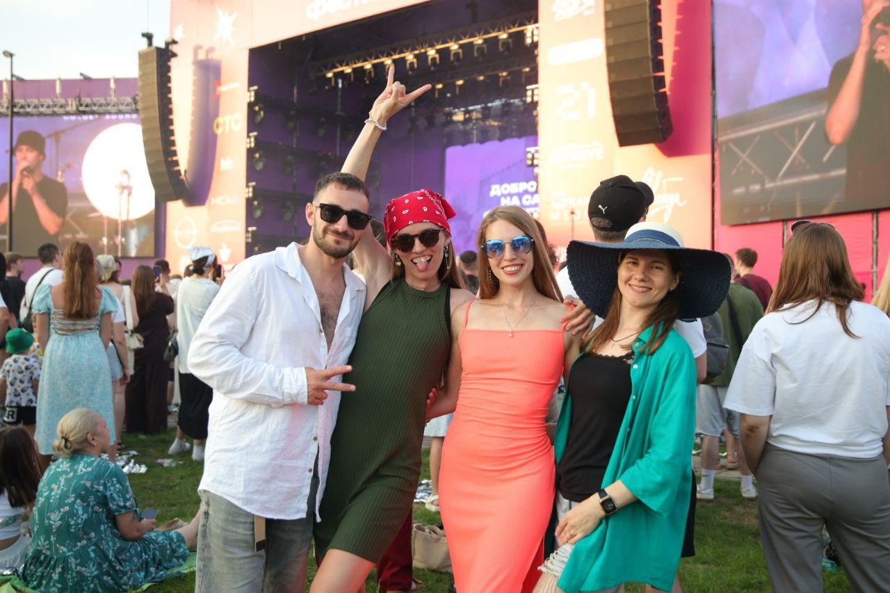 Фото Sigma Boy и Ramil собрали толпу фанатов в парке «Арена». Онлайн-репортаж Черника Music Fest 2025 в Новосибирске 57