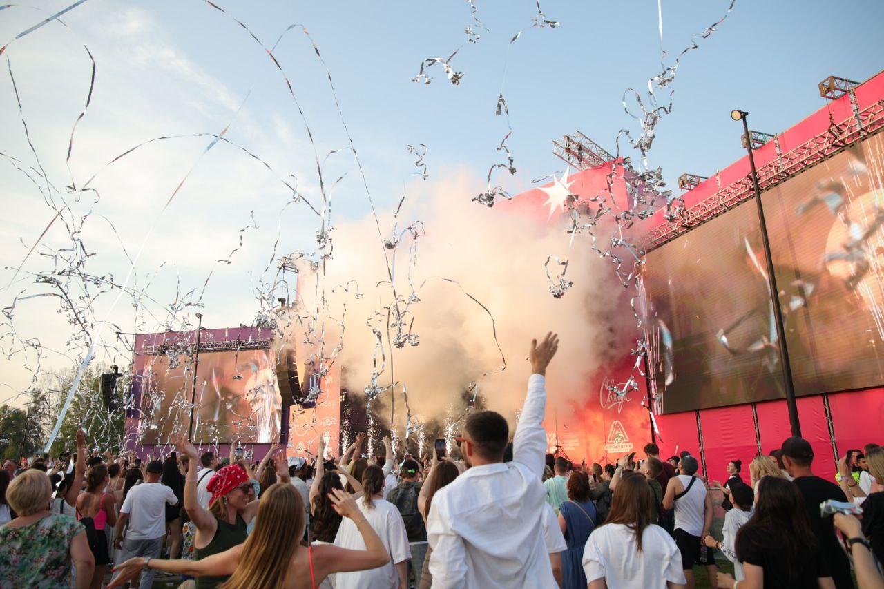 Фото Sigma Boy и Ramil собрали толпу фанатов в парке «Арена». Онлайн-репортаж Черника Music Fest 2025 в Новосибирске 55