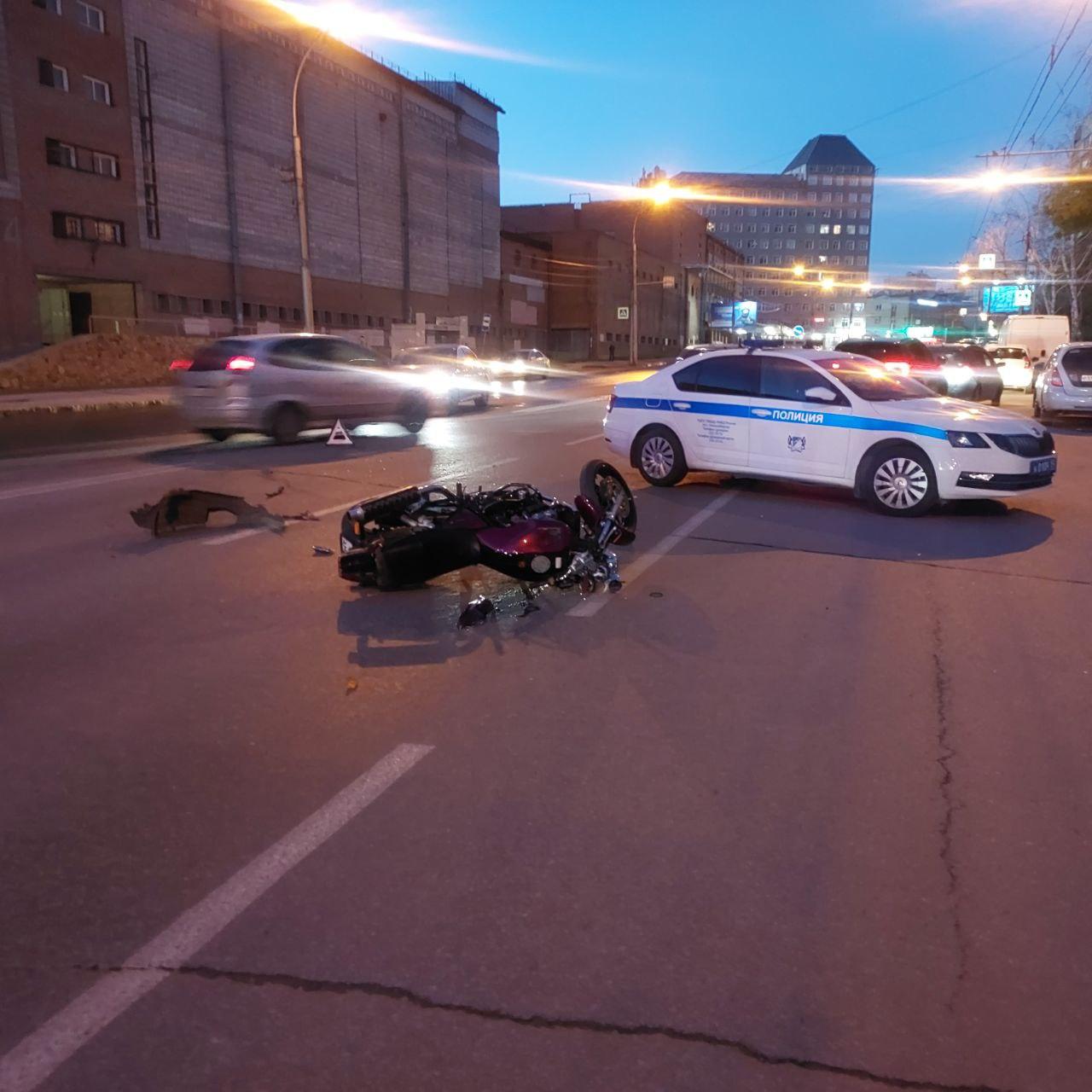 Фото В Новосибирске оплакивают адвоката, разбившегося на мотоцикле на Железнодорожной 2 - Сиб.ФМ Фото В Новосибирске оплакивают адвоката, разбившегося на мотоцикле на Железнодорожной 2