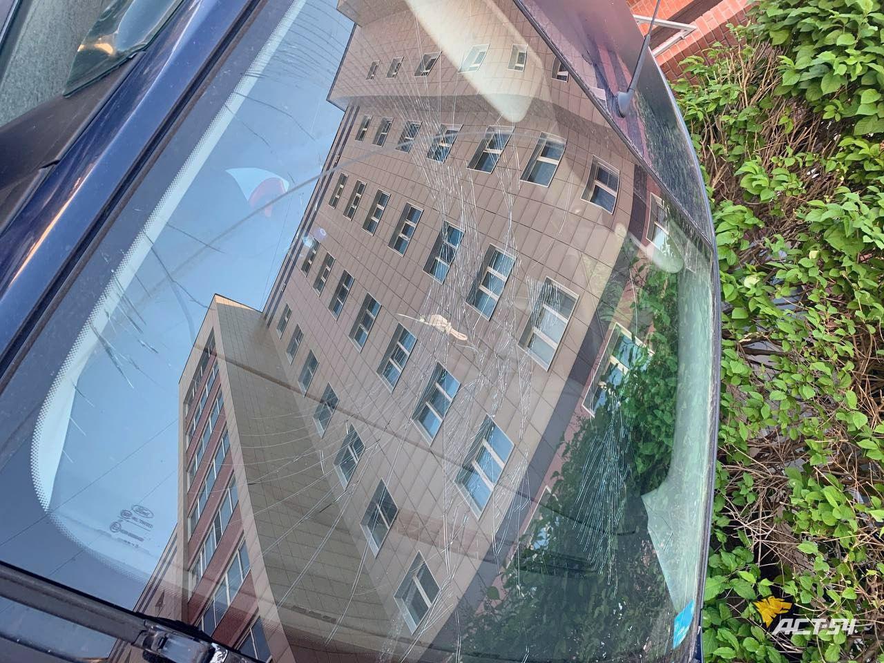 Фото Неизвестный разбил лобовое стекло припаркованному Ford Focus в Новосибирске 2 - Сиб.ФМ Фото Неизвестный разбил лобовое стекло припаркованному Ford Focus в Новосибирске 2