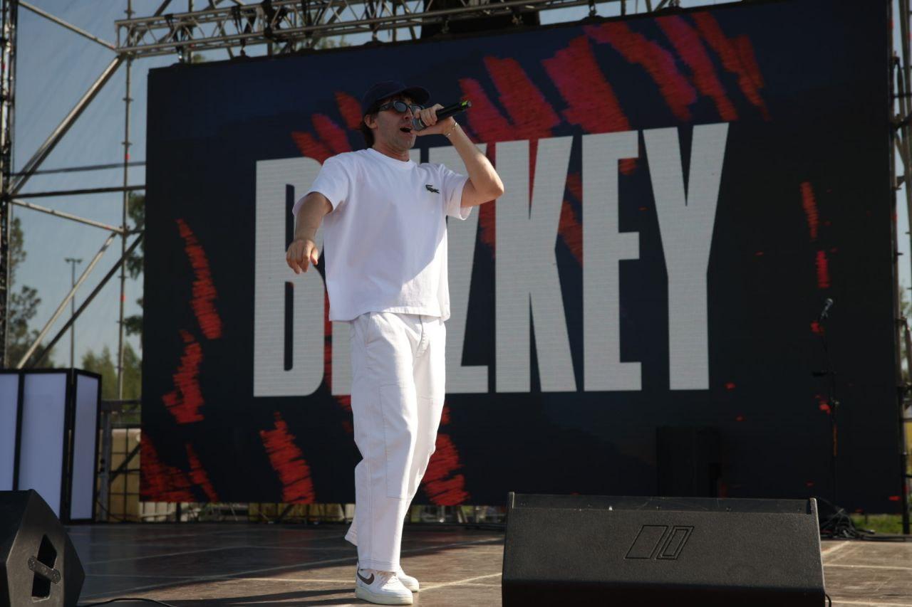 Фото «Вот такие горы». Blizkey зажег в парке «Сибирь-Арена» 1 июня 5 - Сиб.ФМ Фото «Вот такие горы». Blizkey зажег в парке «Сибирь-Арена» 1 июня 5