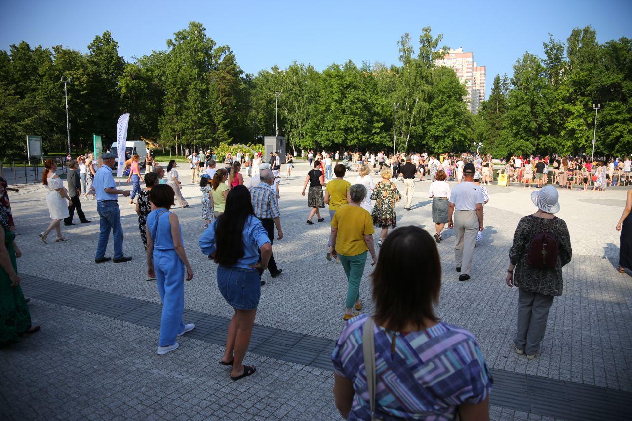 Фото Новосибирцы в Центральном парке учатся танцевать латиноамериканские танцы на день России 4 - Сиб.ФМ Фото Новосибирцы в Центральном парке учатся танцевать латиноамериканские танцы на день России 4