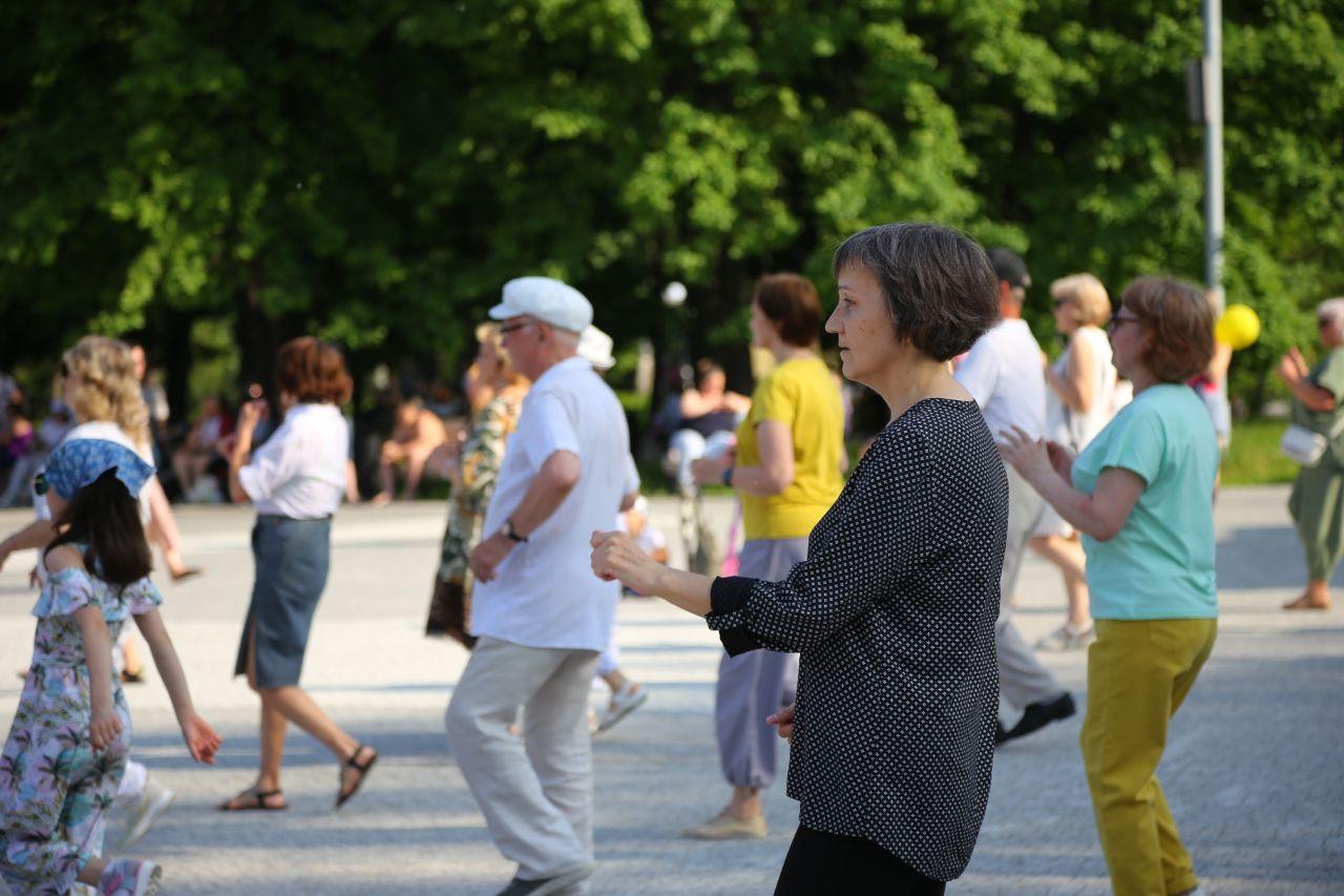 Фото Новосибирцы в Центральном парке учатся танцевать латиноамериканские танцы на день России 7 - Сиб.ФМ Фото Новосибирцы в Центральном парке учатся танцевать латиноамериканские танцы на день России 7