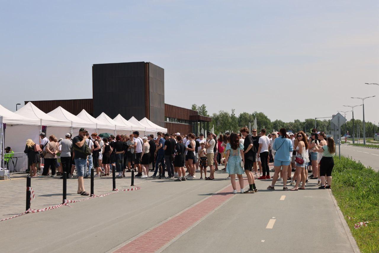 Фото Sigma Boy и Ramil собрали толпу фанатов в парке «Арена». Онлайн-репортаж Черника Music Fest 2025 в Новосибирске 2