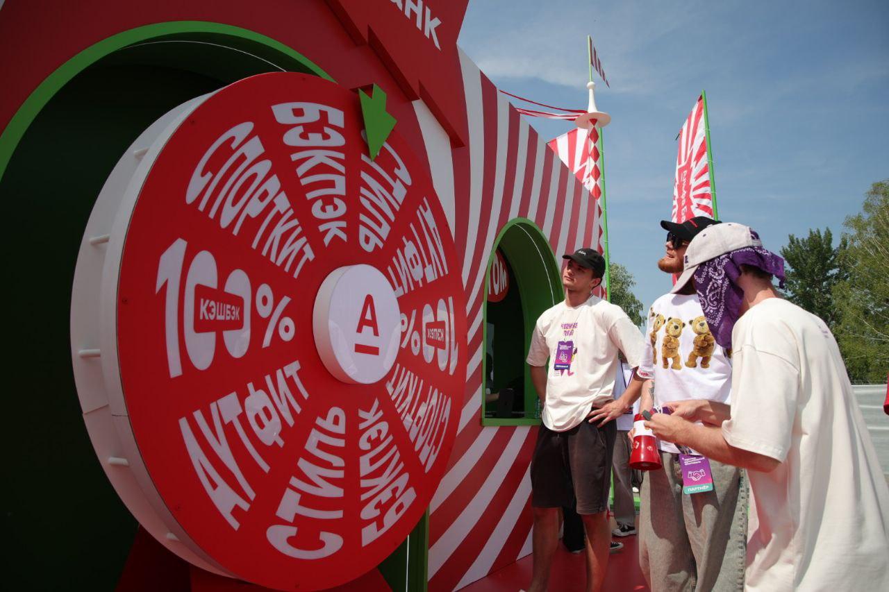 Фото Sigma Boy и Ramil собрали толпу фанатов в парке «Арена». Онлайн-репортаж Черника Music Fest 2025 в Новосибирске 15