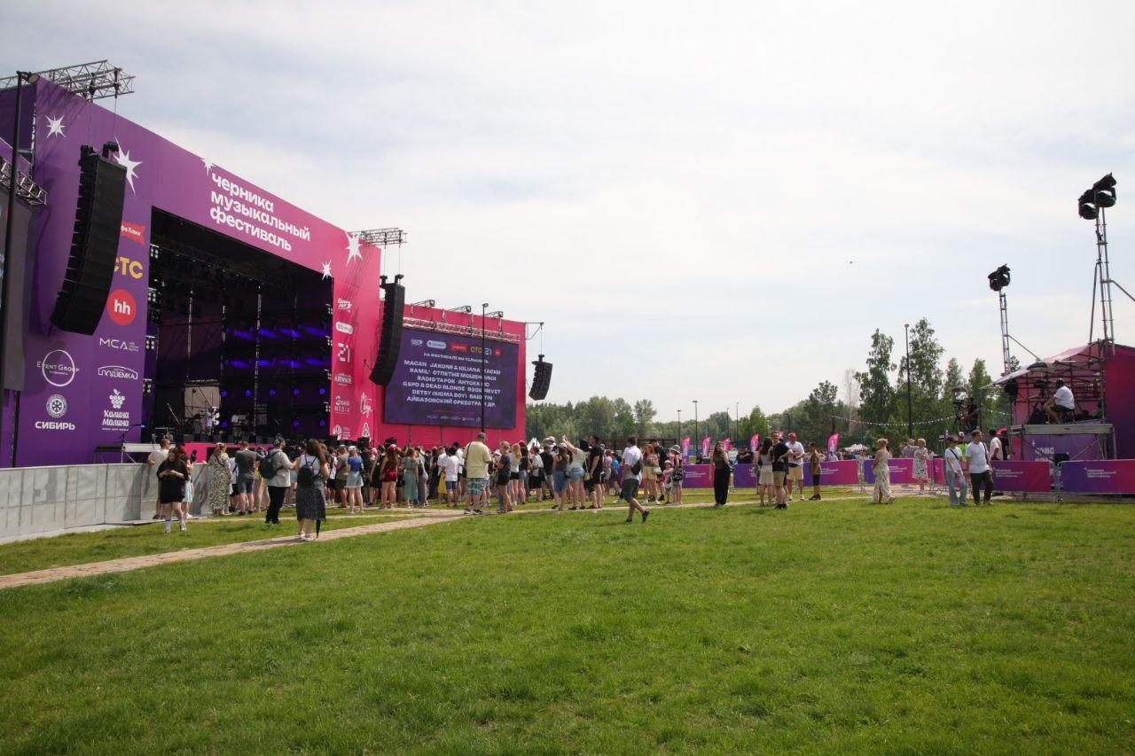 Фото Sigma Boy и Ramil собрали толпу фанатов в парке «Арена». Онлайн-репортаж Черника Music Fest 2025 в Новосибирске 22