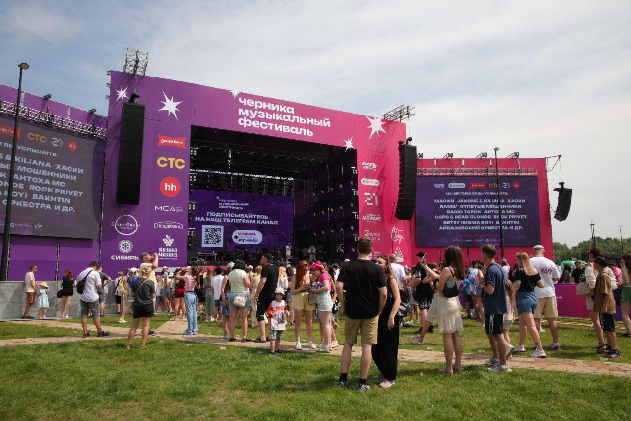 Фото Sigma Boy и Ramil собрали толпу фанатов в парке «Арена». Онлайн-репортаж Черника Music Fest 2025 в Новосибирске 23