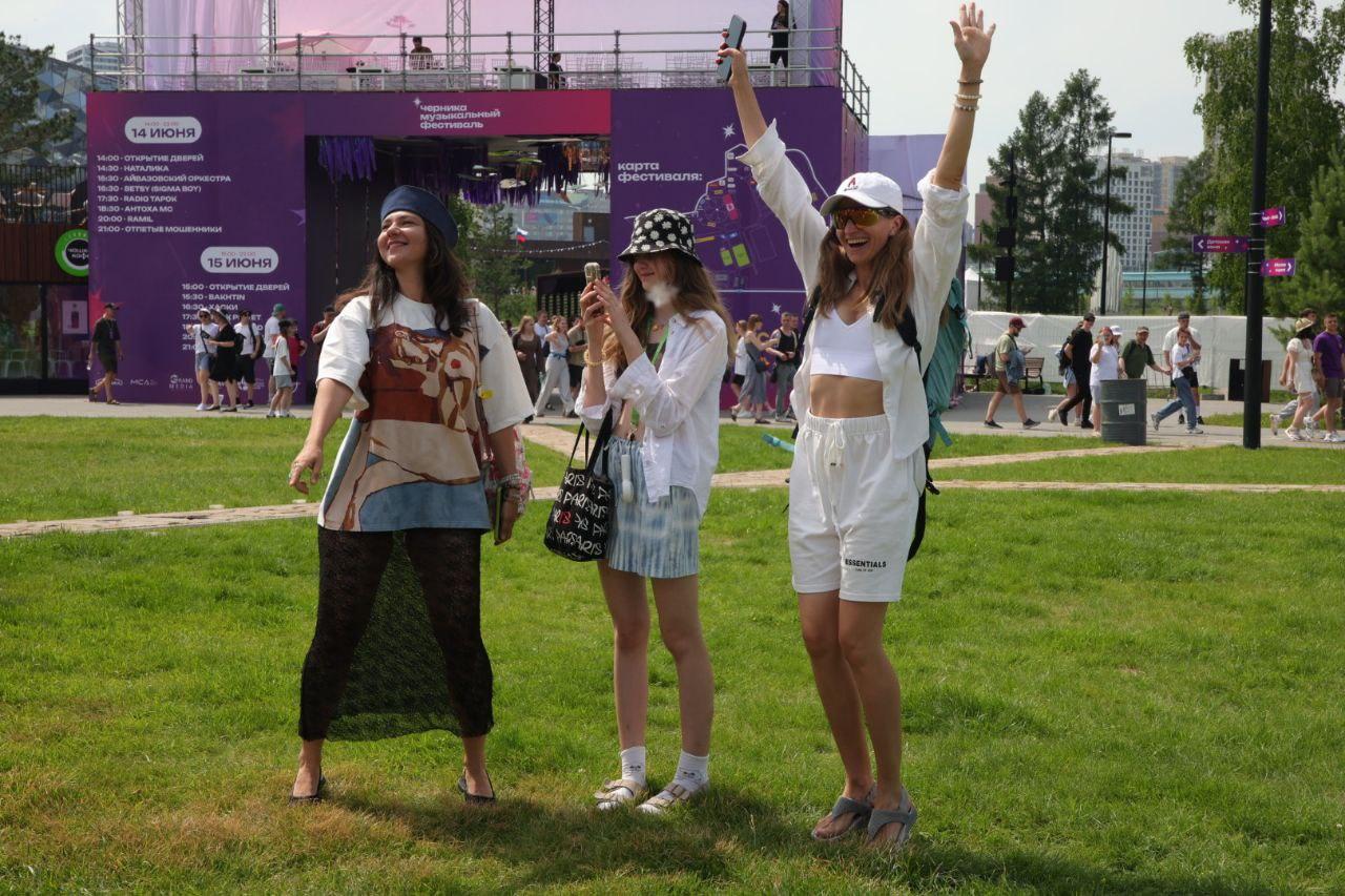 Фото Sigma Boy и Ramil собрали толпу фанатов в парке «Арена». Онлайн-репортаж Черника Music Fest 2025 в Новосибирске 24
