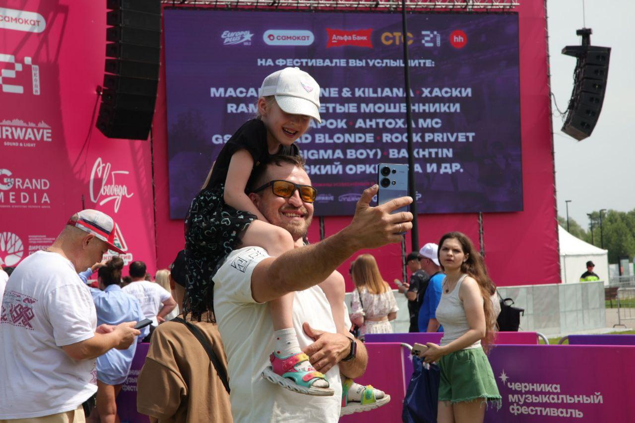 Фото Sigma Boy и Ramil собрали толпу фанатов в парке «Арена». Онлайн-репортаж Черника Music Fest 2025 в Новосибирске 25