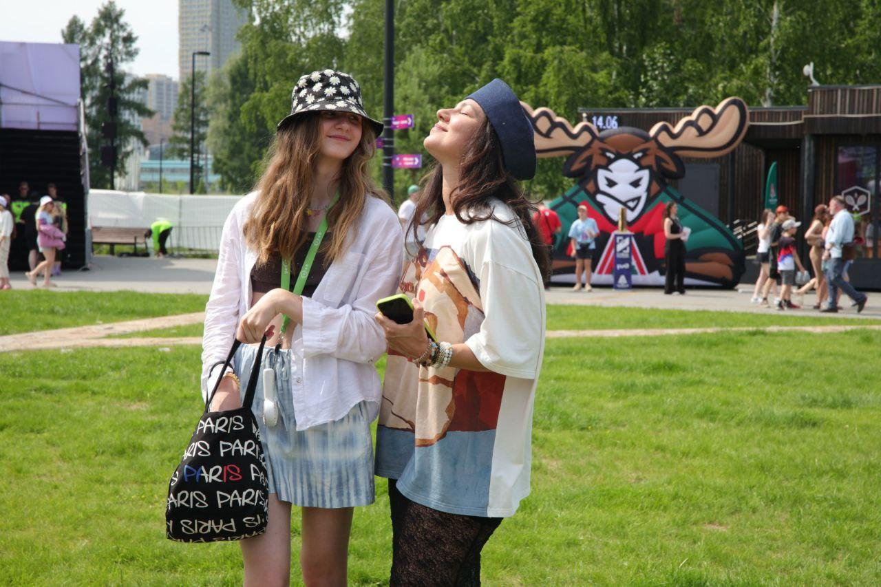 Фото Sigma Boy и Ramil собрали толпу фанатов в парке «Арена». Онлайн-репортаж Черника Music Fest 2025 в Новосибирске 27