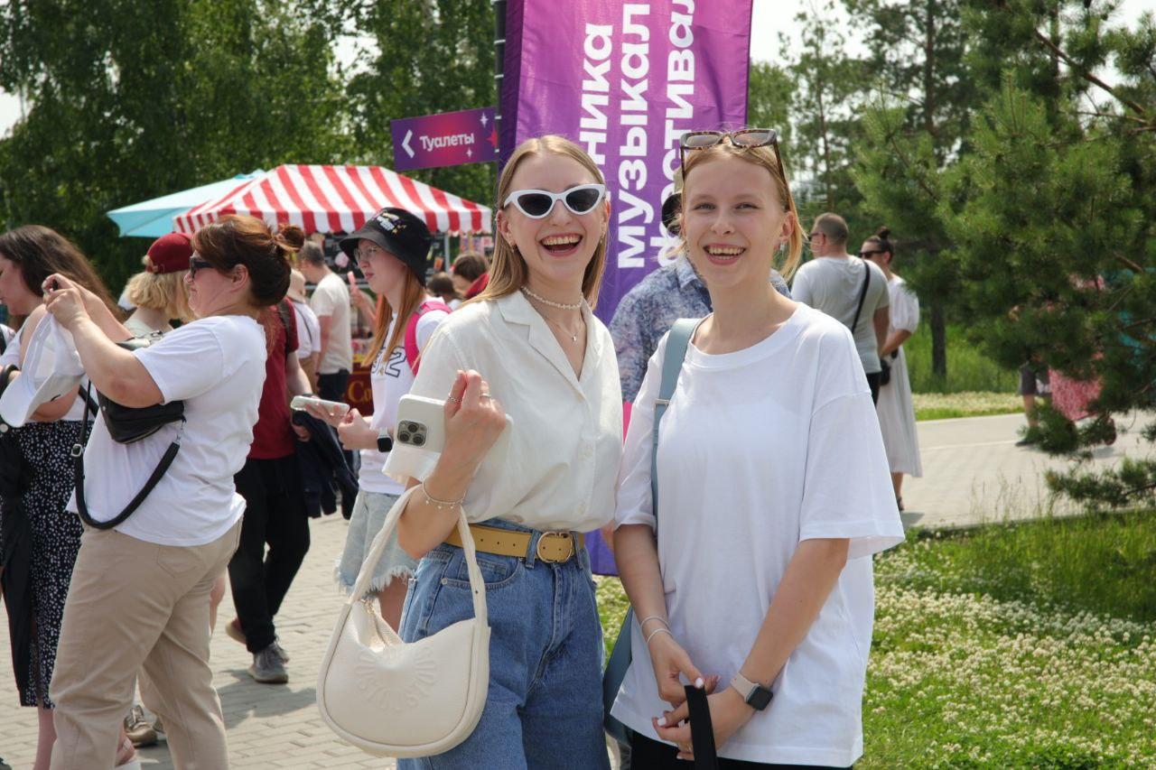 Фото Sigma Boy и Ramil собрали толпу фанатов в парке «Арена». Онлайн-репортаж Черника Music Fest 2025 в Новосибирске 29