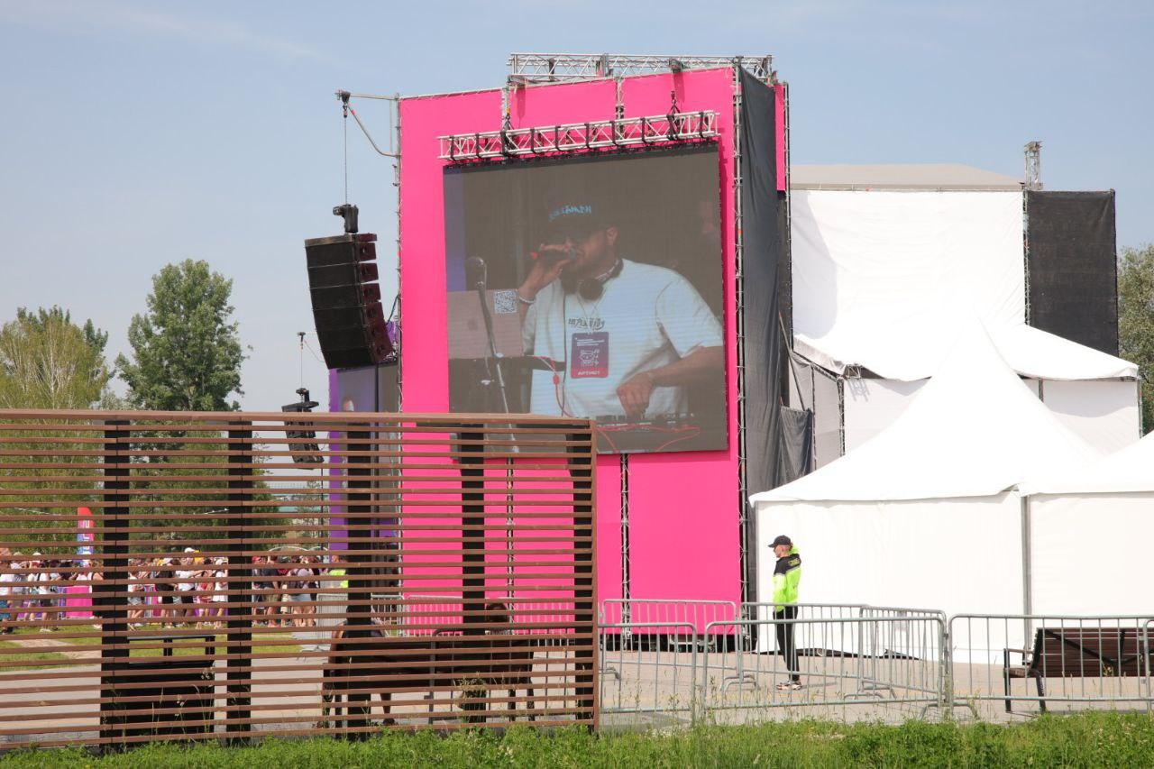 Фото Sigma Boy и Ramil собрали толпу фанатов в парке «Арена». Онлайн-репортаж Черника Music Fest 2025 в Новосибирске 33