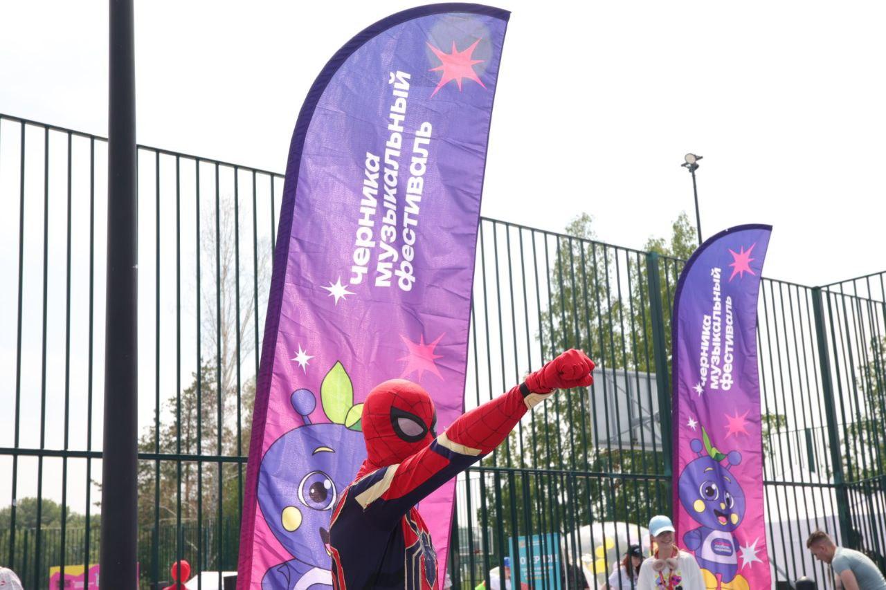 Фото Sigma Boy и Ramil собрали толпу фанатов в парке «Арена». Онлайн-репортаж Черника Music Fest 2025 в Новосибирске 34