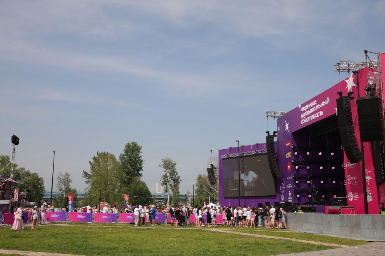 Фото Sigma Boy и Ramil собрали толпу фанатов в парке «Арена». Онлайн-репортаж Черника Music Fest 2025 в Новосибирске 35