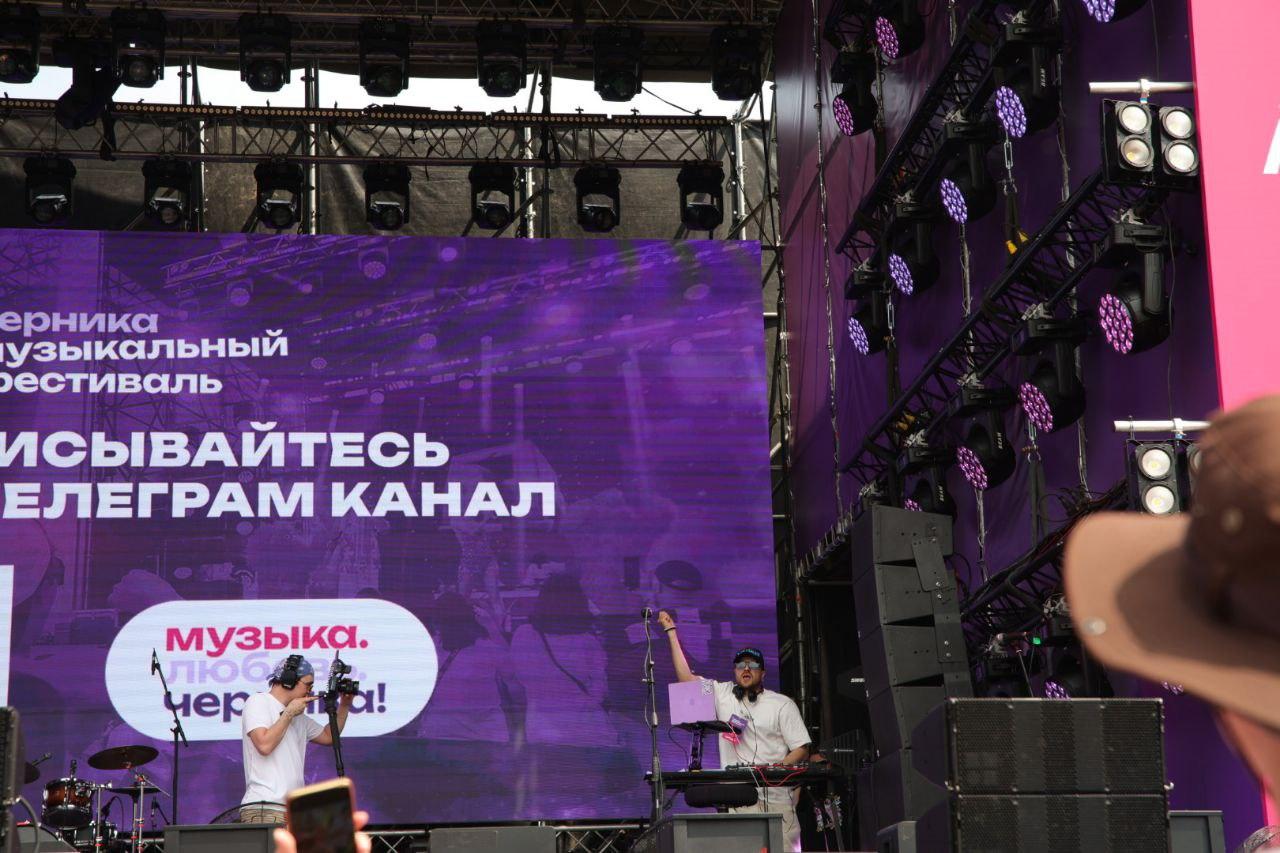 Фото Sigma Boy и Ramil собрали толпу фанатов в парке «Арена». Онлайн-репортаж Черника Music Fest 2025 в Новосибирске 36