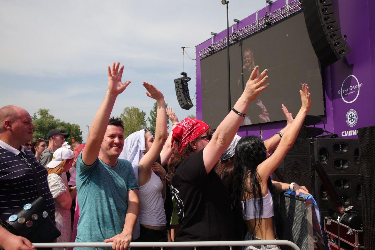 Фото Sigma Boy и Ramil собрали толпу фанатов в парке «Арена». Онлайн-репортаж Черника Music Fest 2025 в Новосибирске 37