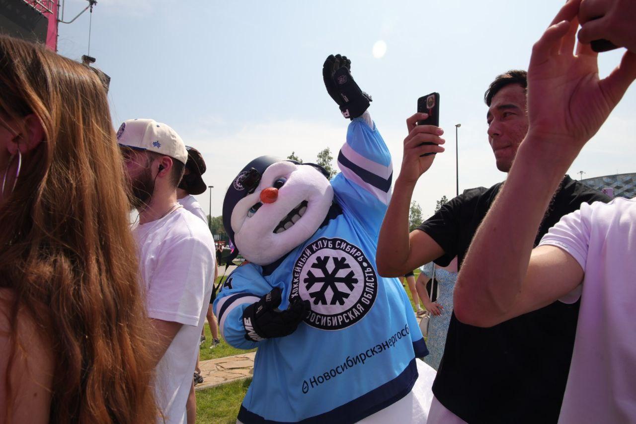 Фото Sigma Boy и Ramil собрали толпу фанатов в парке «Арена». Онлайн-репортаж Черника Music Fest 2025 в Новосибирске 38