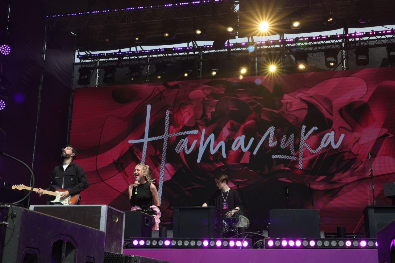 Фото Sigma Boy и Ramil собрали толпу фанатов в парке «Арена». Онлайн-репортаж Черника Music Fest 2025 в Новосибирске 39