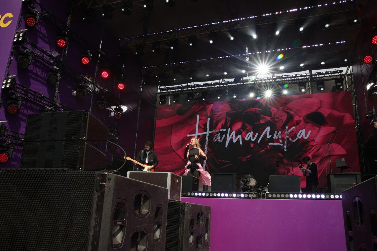 Фото Sigma Boy и Ramil собрали толпу фанатов в парке «Арена». Онлайн-репортаж Черника Music Fest 2025 в Новосибирске 43