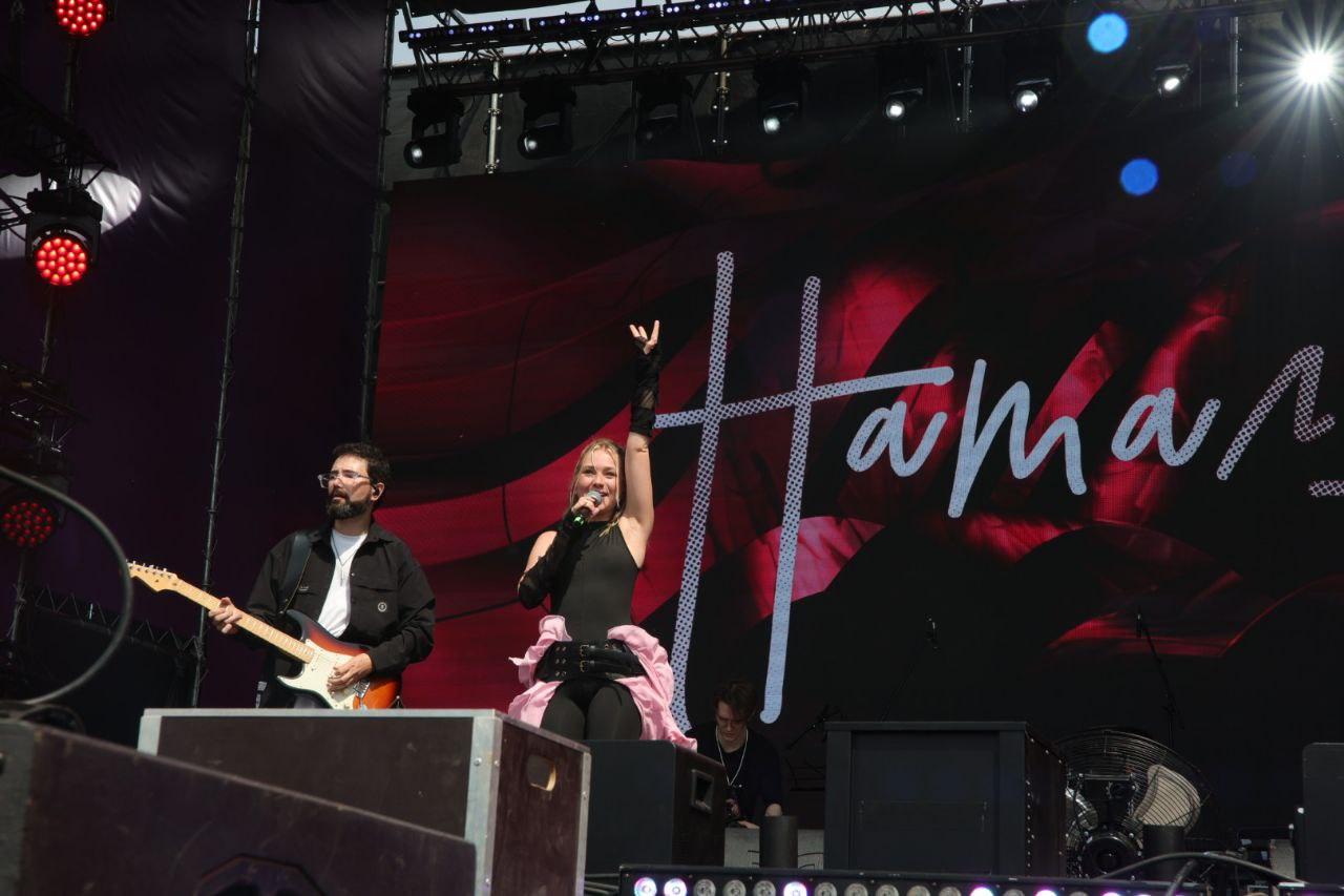 Фото Sigma Boy и Ramil собрали толпу фанатов в парке «Арена». Онлайн-репортаж Черника Music Fest 2025 в Новосибирске 45