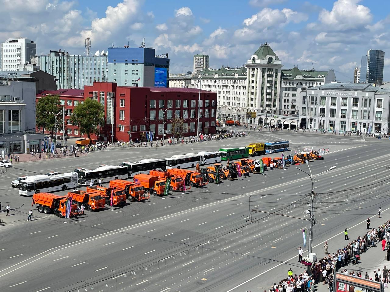 Фото В центре Новосибирска прошёл парад городской техники и транспорта 2 - Сиб.ФМ Фото В центре Новосибирска прошёл парад городской техники и транспорта 2