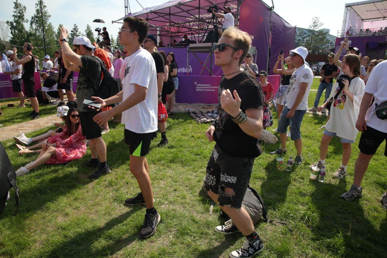 Фото Sigma Boy и Ramil собрали толпу фанатов в парке «Арена». Онлайн-репортаж Черника Music Fest 2025 в Новосибирске 47