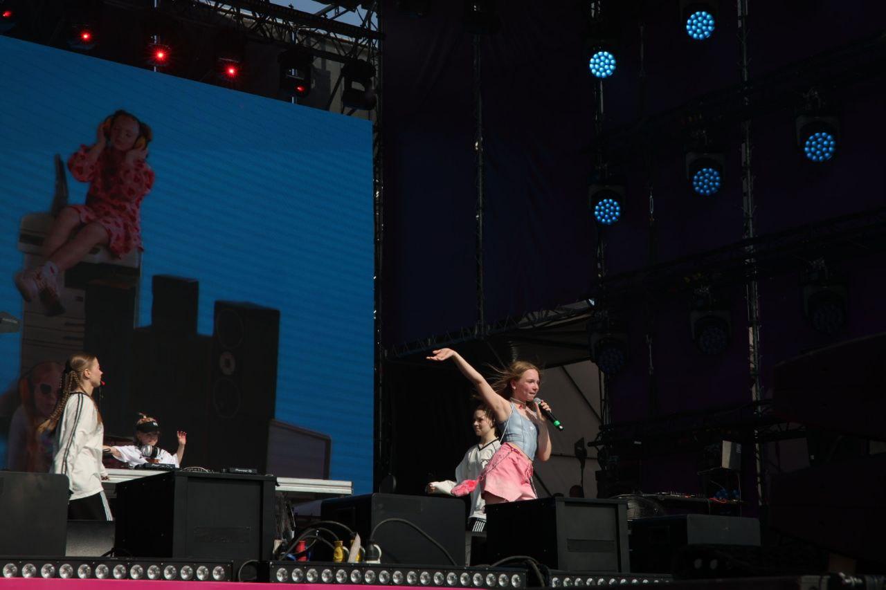 Фото Sigma Boy и Ramil собрали толпу фанатов в парке «Арена». Онлайн-репортаж Черника Music Fest 2025 в Новосибирске 50