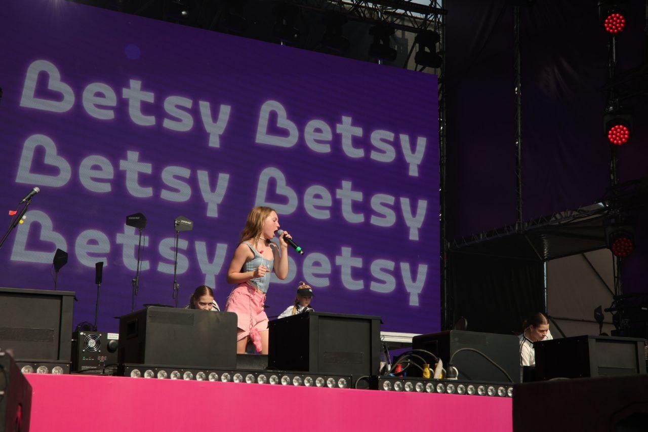 Фото Sigma Boy и Ramil собрали толпу фанатов в парке «Арена». Онлайн-репортаж Черника Music Fest 2025 в Новосибирске 49