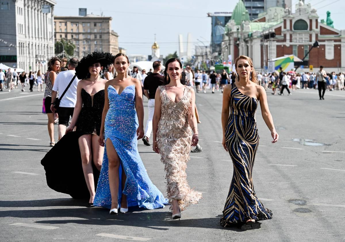 Фото «Перекрёсток мира», зажигательные ритмы и AMCHI: как Новосибирск отпраздновал День города. Фоторепортаж 17