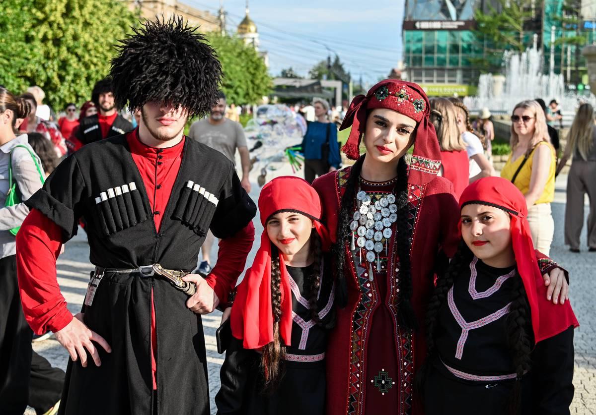 Фото «Перекрёсток мира», зажигательные ритмы и AMCHI: как Новосибирск отпраздновал День города. Фоторепортаж 21