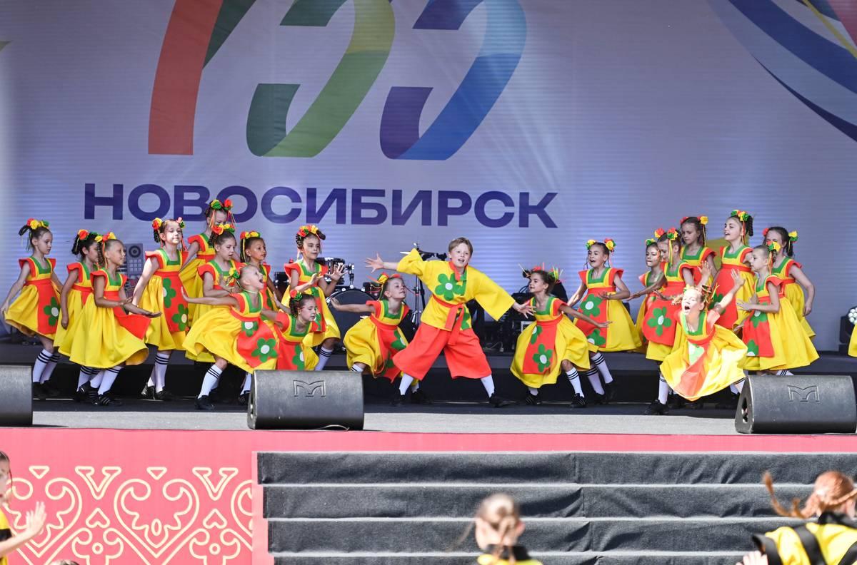 Фото «Перекрёсток мира», зажигательные ритмы и AMCHI: как Новосибирск отпраздновал День города. Фоторепортаж 22