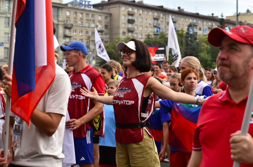 Фото «Зарядись с чемпионом»: олимпийские звёзды провели массовую зарядку на площади Ленина в День города 3