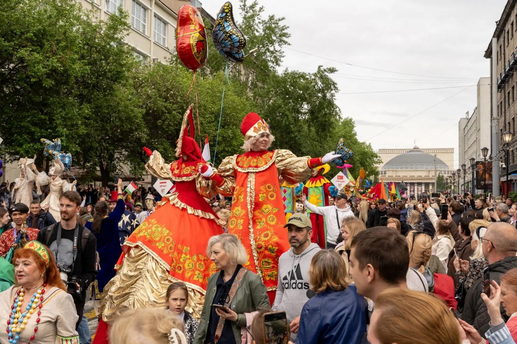 Фото В Новосибирске открыли «Перекрёсток»: фестиваль театров кукол собрал 5000 зрителей и участников со всего мира 2 - Сиб.ФМ Фото В Новосибирске открыли «Перекрёсток»: фестиваль театров кукол собрал 5000 зрителей и участников со всего мира 2