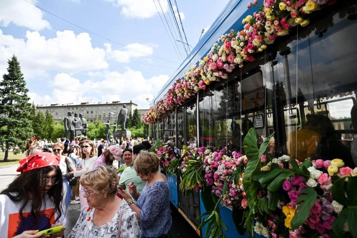 Фото «Перекрёсток мира», зажигательные ритмы и AMCHI: как Новосибирск отпраздновал День города. Фоторепортаж 6