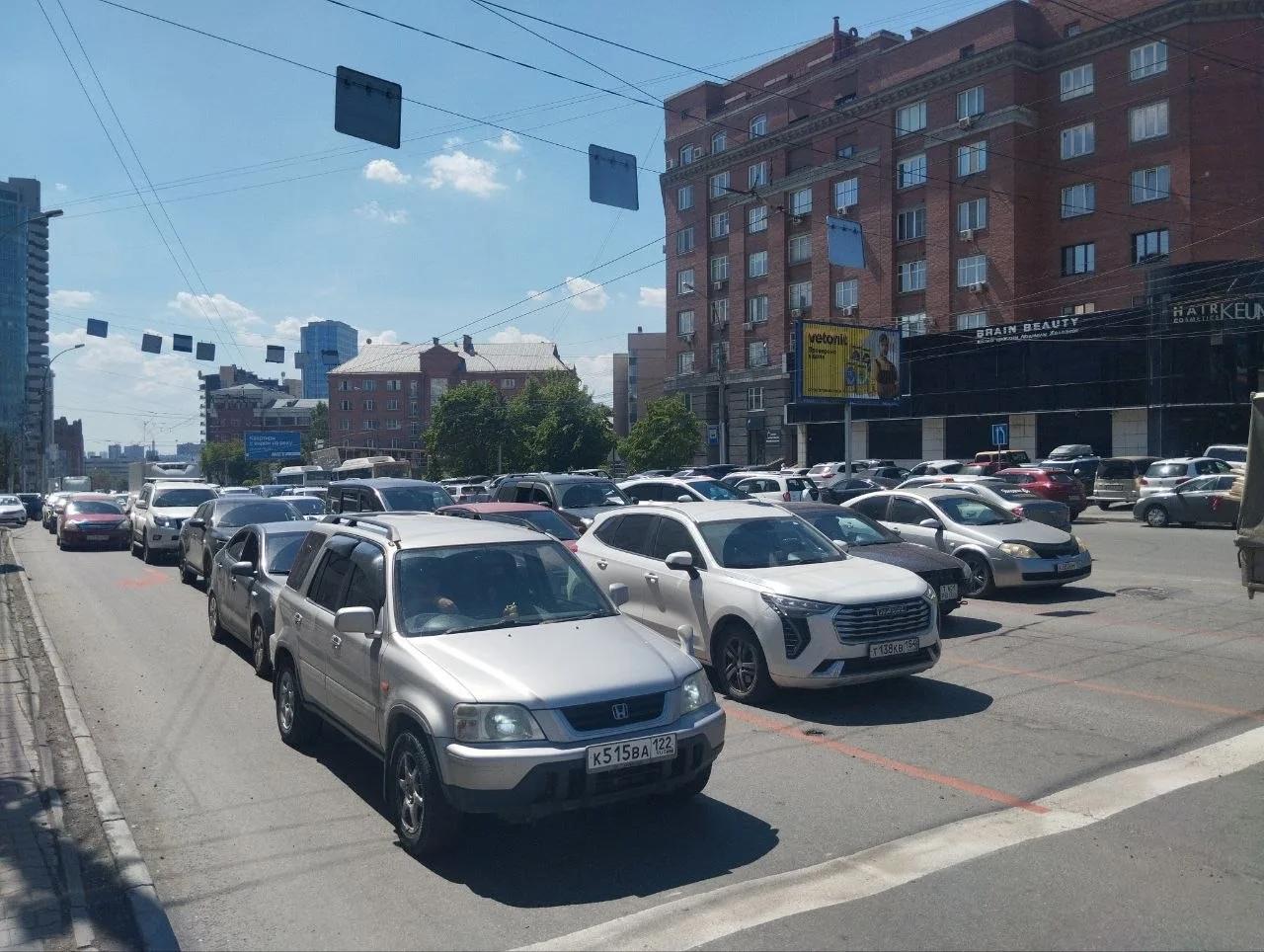 Фото «Город встал»: фоторепортаж с места транспортного коллапса в центре Новосибирска из-за перекрытия двух магистралей 3 - Сиб.ФМ Фото «Город встал»: фоторепортаж с места транспортного коллапса в центре Новосибирска из-за перекрытия двух магистралей 3
