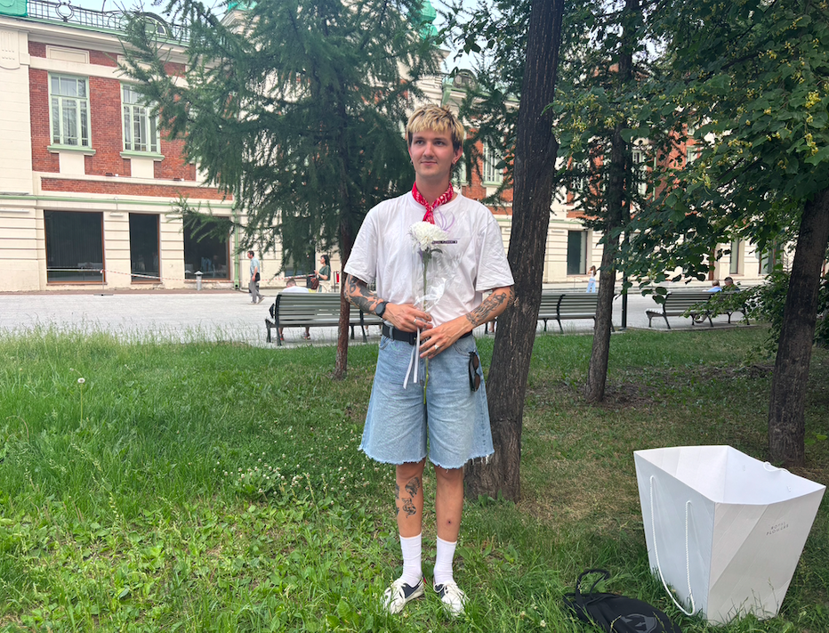 Фото Спорт-шик, оверсайз и тотал-блэк: в чём ходят жители Новосибирска летом 2026 года – топ луков 9