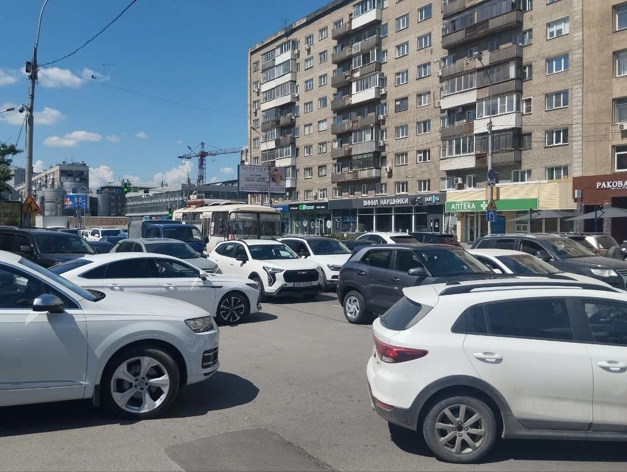 Фото «Город встал»: фоторепортаж с места транспортного коллапса в центре Новосибирска из-за перекрытия двух магистралей 9 - Сиб.ФМ Фото «Город встал»: фоторепортаж с места транспортного коллапса в центре Новосибирска из-за перекрытия двух магистралей 9